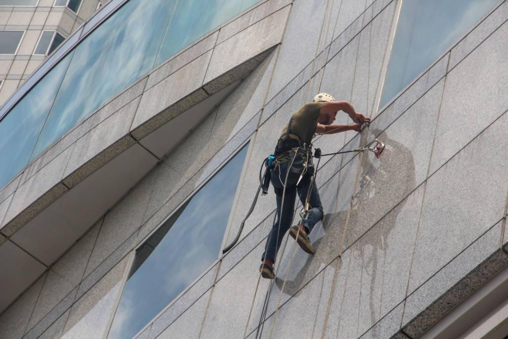 manutenção em prédio por meio de alpinismo industrial